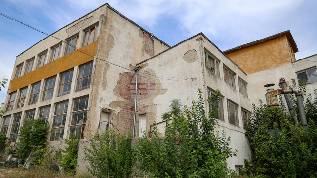 Започва проектирането на производствено-складовата база за декори на театъра, където предстои ремонт