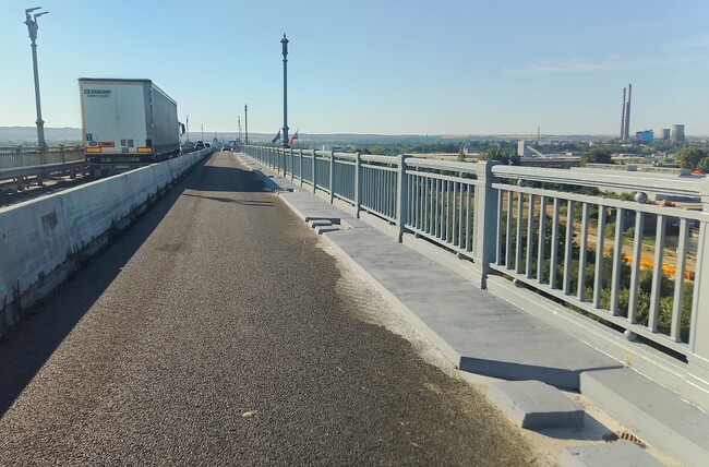 Монтирани са 240 метра от реставрирания парапет, който е част от основния ремонт на Дунав мост при Русе