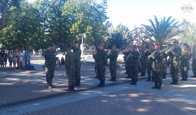 Заместник-началникът на отбраната генерал-лейтенант Михаил Попов посрещна контингента ни от Косово на тържествена церемония в Хасково
