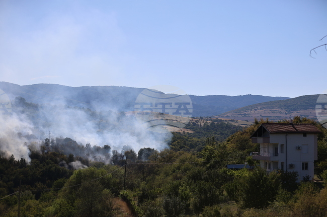 Пожарът над село Горно Осеново все още не е напълно овладян