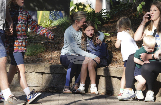 Трима души са убити и 20 ранени при стрелбата в католическо училище в Минеаполис, съобщиха властите