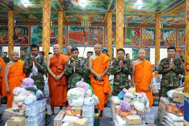 АКП: Делегация от будистки монаси направи дарение на камбоджански войници, разположени на фронтовата линия в провинция Преах Вихеар 