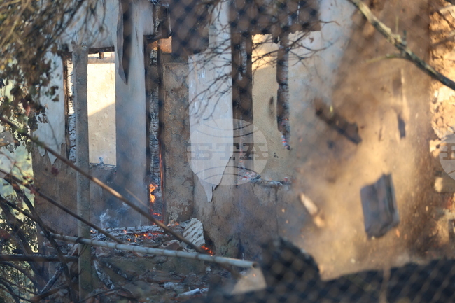 Овладян е пожарът, който възникна днес в землището на благоеврадското село Селище