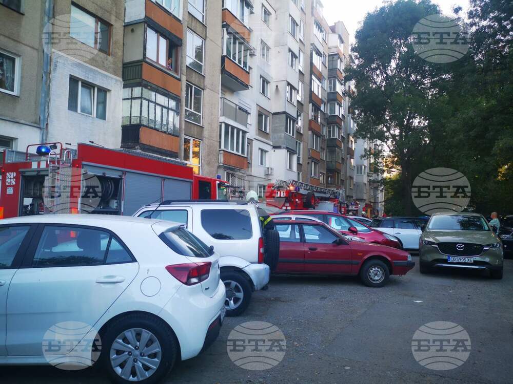 Три екипа на пожарната гасят пожар в блок в столичния квартал "Стрелбище"