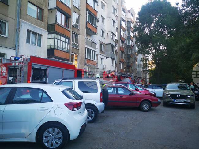 Три екипа на пожарната гасят пожар в блок в столичния квартал "Стрелбище"