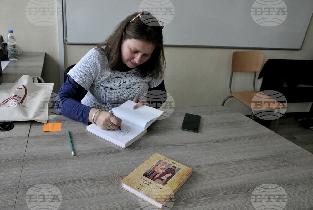 Бургас - езикова гимназия - Зоя Дебоа - представяне на книга