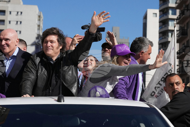 Аржентинският президент беше изведен от предизборно събитие, след като протестиращи замеряга колата му с камъни