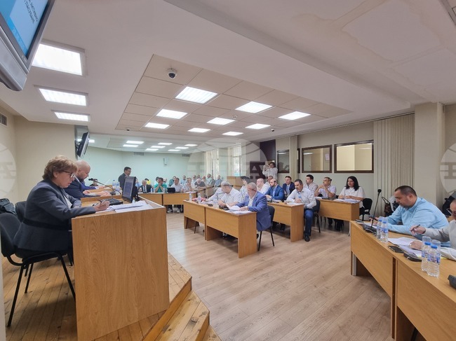 На близо осемчасово заседание Общинският съвет в Плевен проведе изслушване за водната криза и гласува предложенията по дневния ред