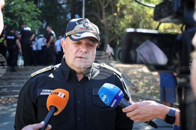 Двама криминално проявени са задържани с голяма сума пари в района на курорта Елените, съобщи директорът на полицията в Бургас