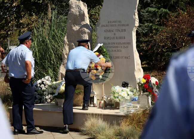 В Бургас беше почетена паметта на полицаите, блъснати от автобус с мигранти
