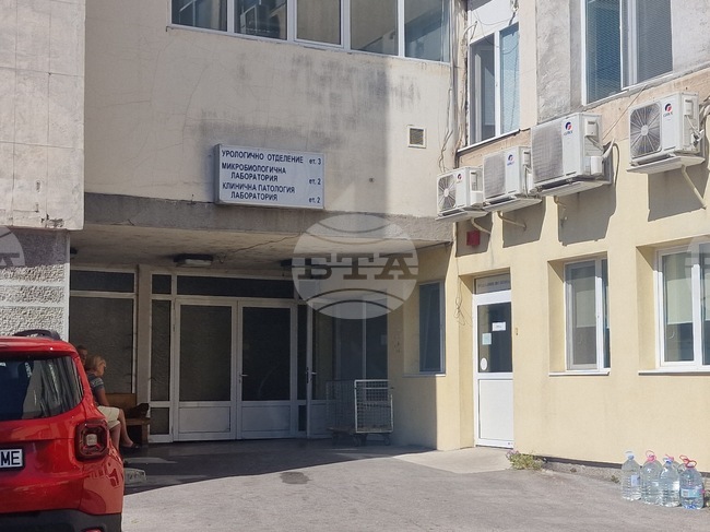 Урологичното отделение в хасковската болница продължава прием след снощния пожар, но пациентите се настаняват другаде, каза началникът му 