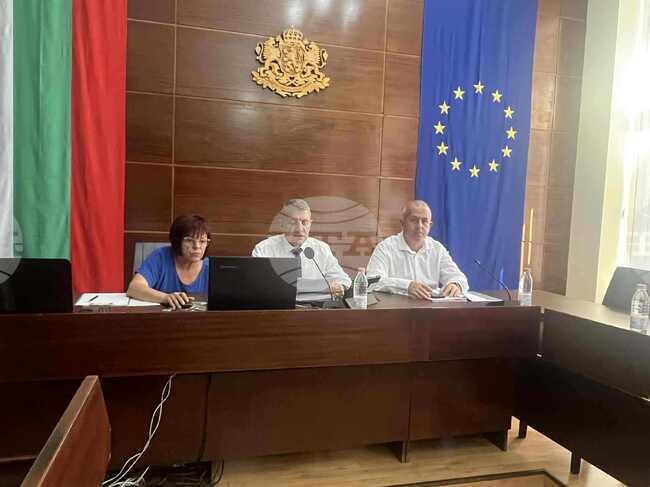 Общинският съвет в Пещера прие информацията за готовността на общинските учебни и детски заведения за новата учебна година