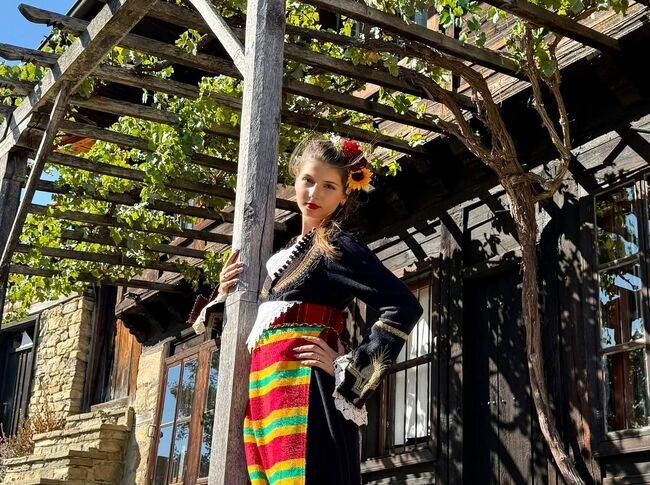 Габриела Иванова от Дъблин се изяви на сцената на Международния фестивал на фолклорната носия в Жеравна