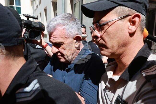 Повече от три часа продължи разпитът на Никола Николов - Паскал в антикорупционната комисия