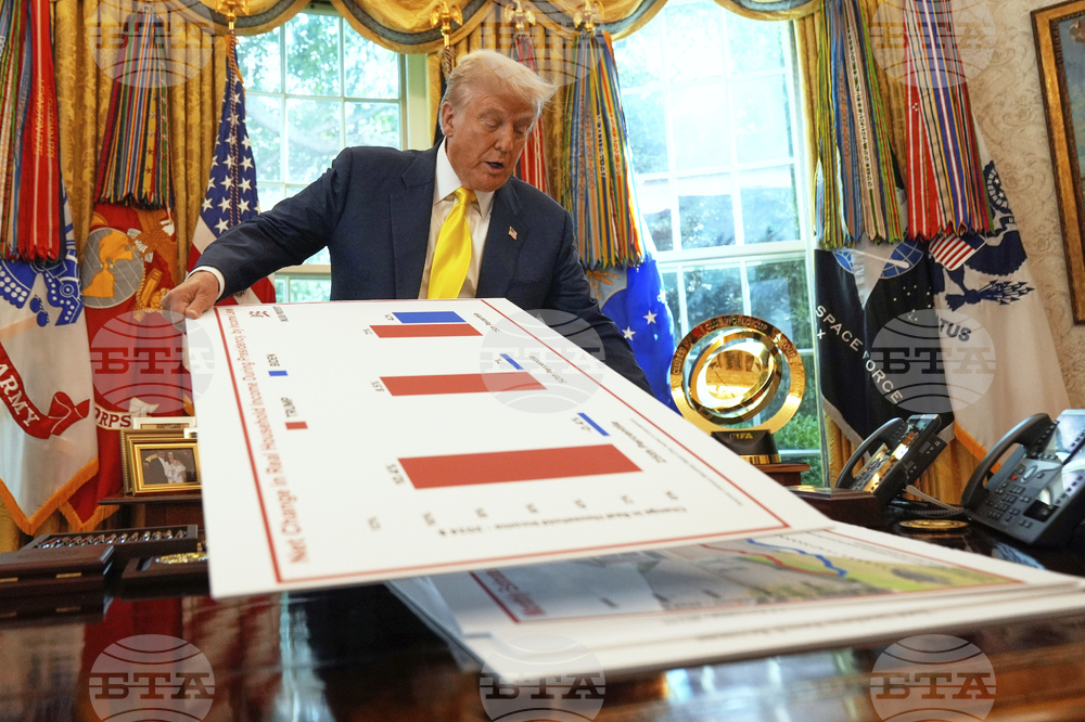 Президентът Доналд Тръмп приветства данните за работните места и настоя САЩ да плащат по-малко за заеми въпреки прогнозите за ръст на дефицита