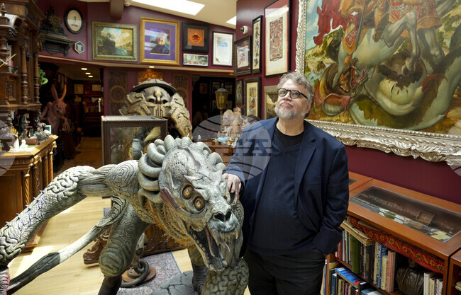 Гийермо дел Торо предоставя част от своята хорър колекция на търг