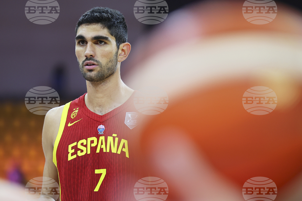 Испания постигна първа победа при защитата на титлата си на Евробаскет 2025