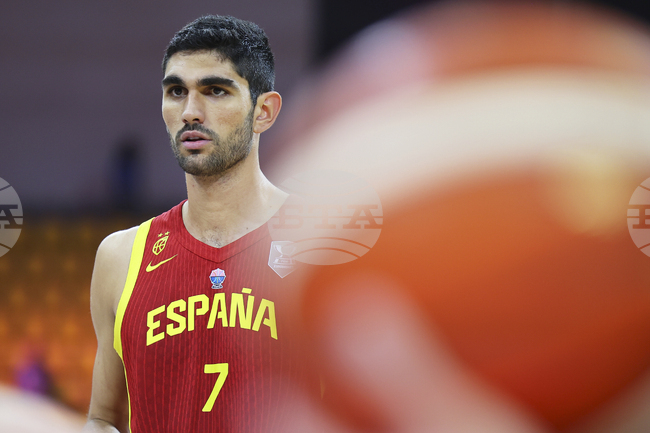 Испания постигна първа победа при защитата на титлата си на Евробаскет 2025