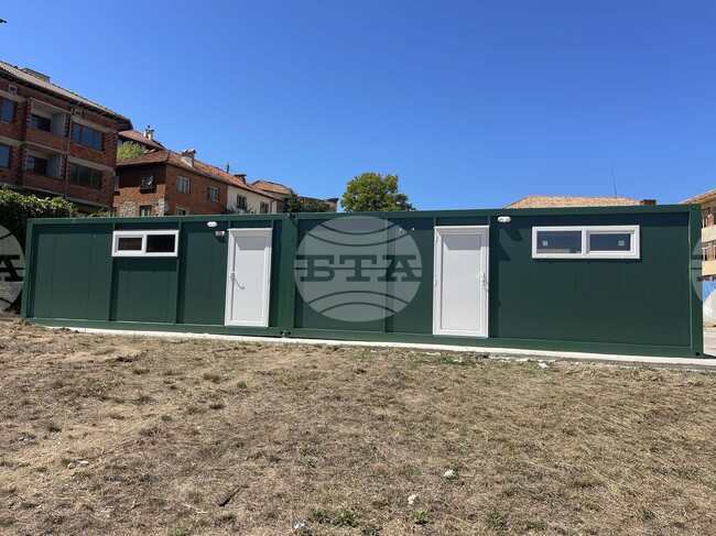 Фирми от Неделино дариха фургон и материали за съблекалня на спортната площадка в града