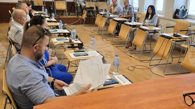 Нова наредба за определянето и администрирането на местните такси и цени на услуги на територията на община Мездра приеха днес общинските съветници