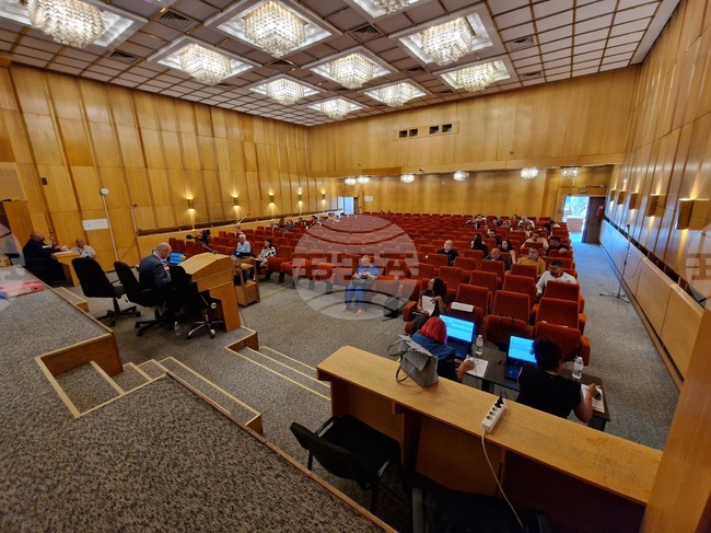 Общинският съвет в Перник реши да бъдат преведени 5000 лв. еднократна помощ за пострадалите от пожарите в Трън 