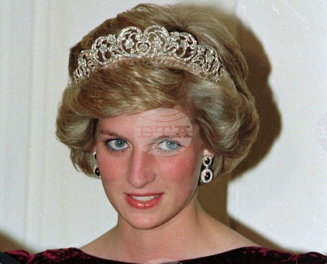 На 31 август 1997 година смъртта на принцеса Даяна в катастрофа в Париж разтърсва света