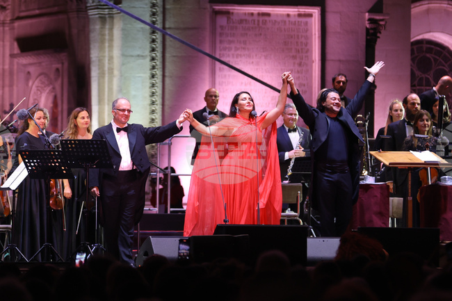 С викове „Браво“ и изправена на крака публика завърши първата вечер на „Гала в София“