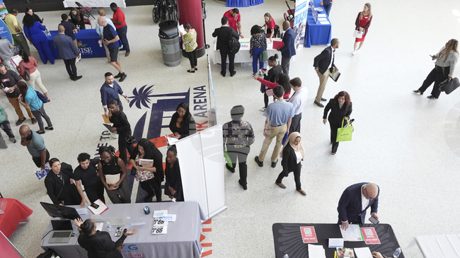 Свободните работни места в САЩ нараснаха леко през октомври, достигайки почти 7,7 милиона