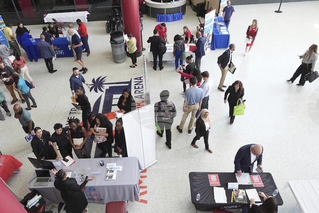 Свободните работни места в САЩ нараснаха леко през октомври, достигайки почти 7,7 милиона