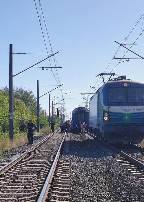 Министерство на транспорта и съобщенията: Дерайлира първият вагон на бърз влак от Бургас за София