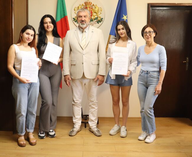 Трима младежи приключиха успешно летния си студентски стаж в Областна администрация в Русе 