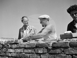 Speed bricklaying - demonstration - Stakhanov Movement