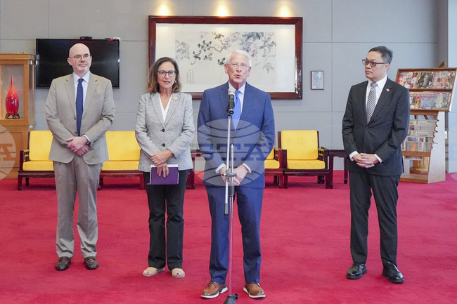 Китай отправи критики срещу посещението на американски сенатори в Тайван