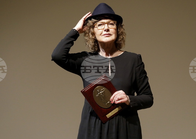 Звучи добре: Адела Пеева прави филм за Адел