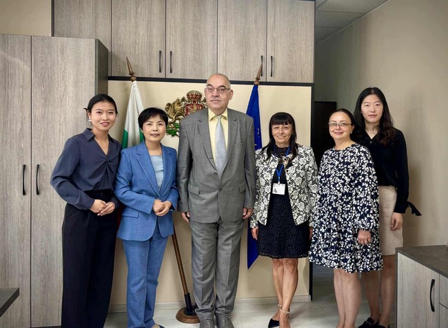 Регионалното сътрудничество бе тема на работна среща между областния управител на Търговище и китайския посланик в България 