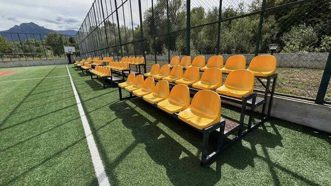 С нови седалки и трибуни е оборудвано мултифункционалното игрище в Априлци