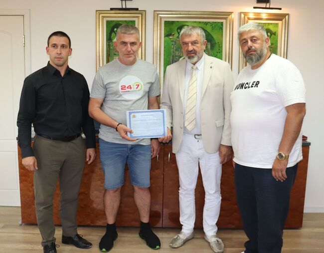 Драгомир Драганов дари над 41 000 бутилки с минерална вода на Областната администрация в Плевен