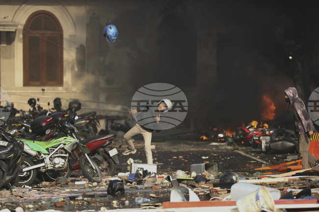 Трима загинали при пожар, запален от протестиращи в регионален парламент в Индонезия 