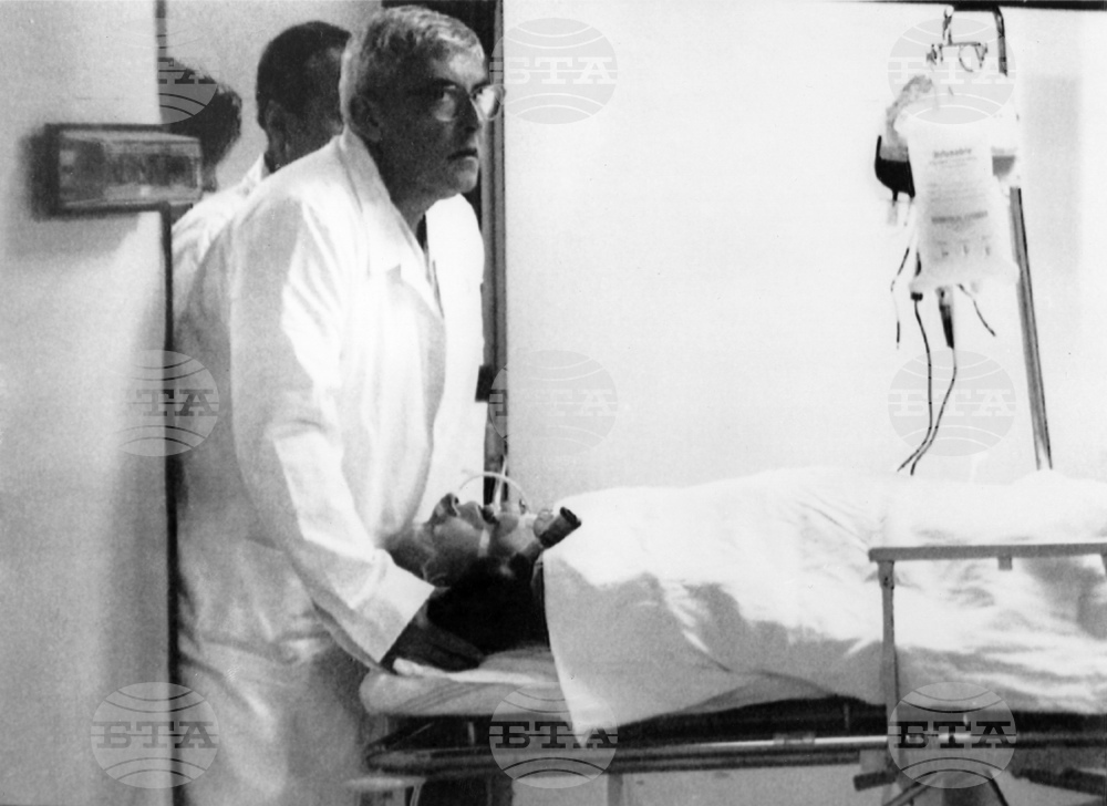 При автомобилна катастрофа, на 1 септември 1992 г., лидерът на чехословашката Пражка пролет е тежко ранен