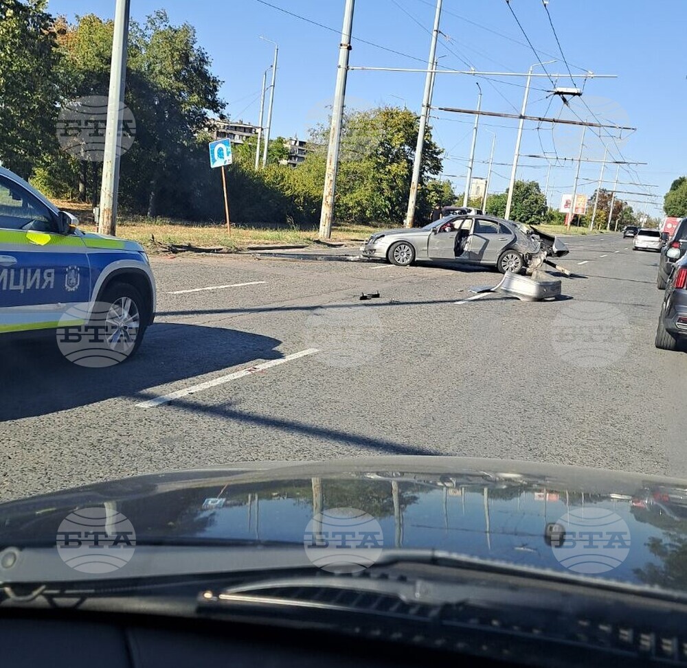 Катастрофа затруднява движението по международен булевард в Русе
