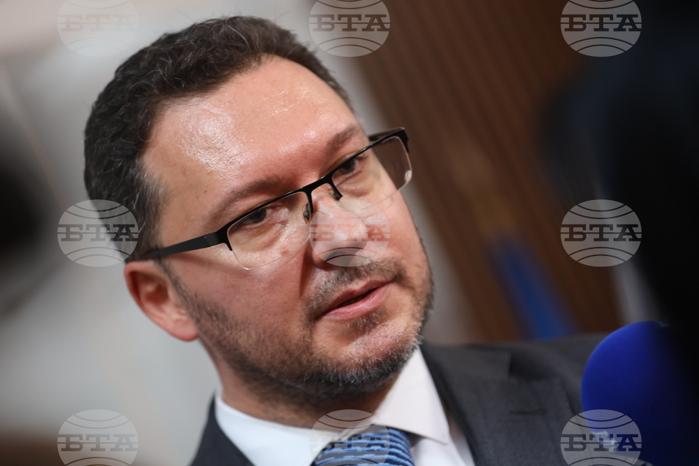 Старши комисар Николай Кожухаров е бил със семейството си при нападението срещу него, каза министър Даниел Митов