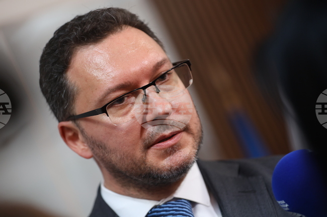 Вотовете на недоверие са ядрения бутон на една опозиция, каза министър Даниел Митов