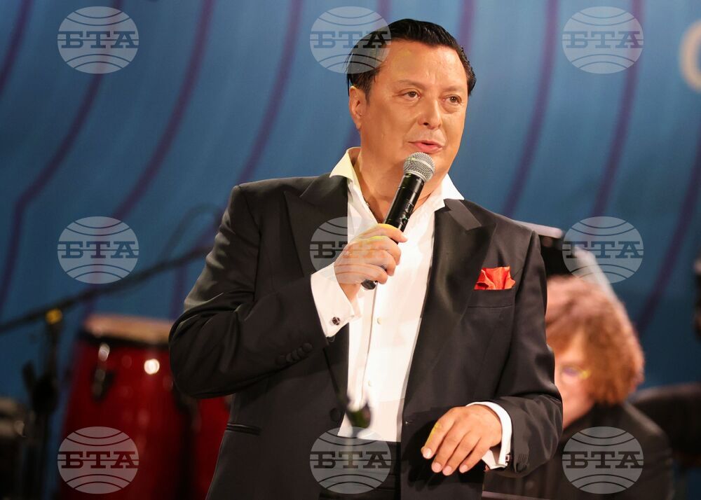 За 30 години на сцената разбрах, че не трябва да променям своя стил и ориентацията си към музиката, каза Васил Петров преди концерта в Казанлък