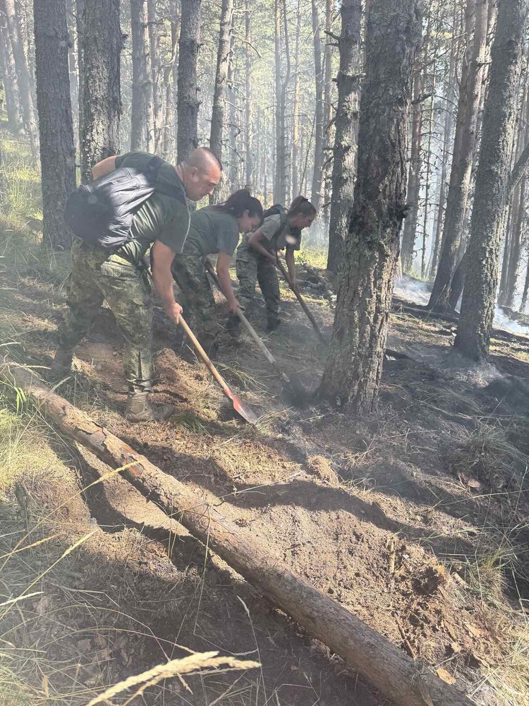 Военнослужещи продължават да помагат за погасяването на големия горски пожар в Рила