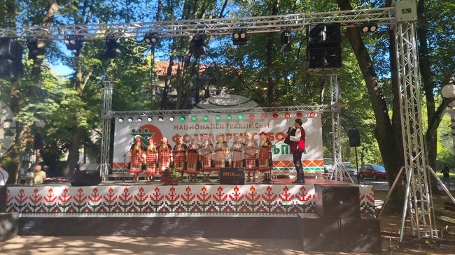 Съборът „Богородична стъпка“ събра в курорта Старозагорски бани любители на фолклора от цялата страна