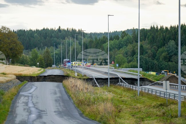 Свлачище засегна норвежка магистрала, един човек е изчезнал