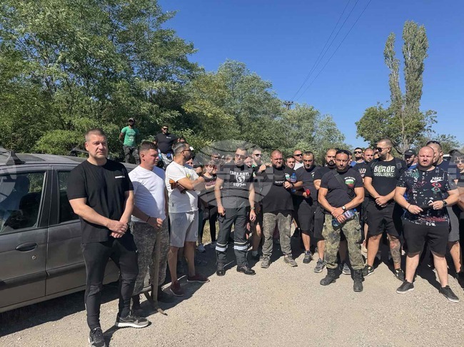 Доброволци участваха в акцията по подпомагане разчистването на щетите от пожара в местността “Седми километър” край Стара Загора