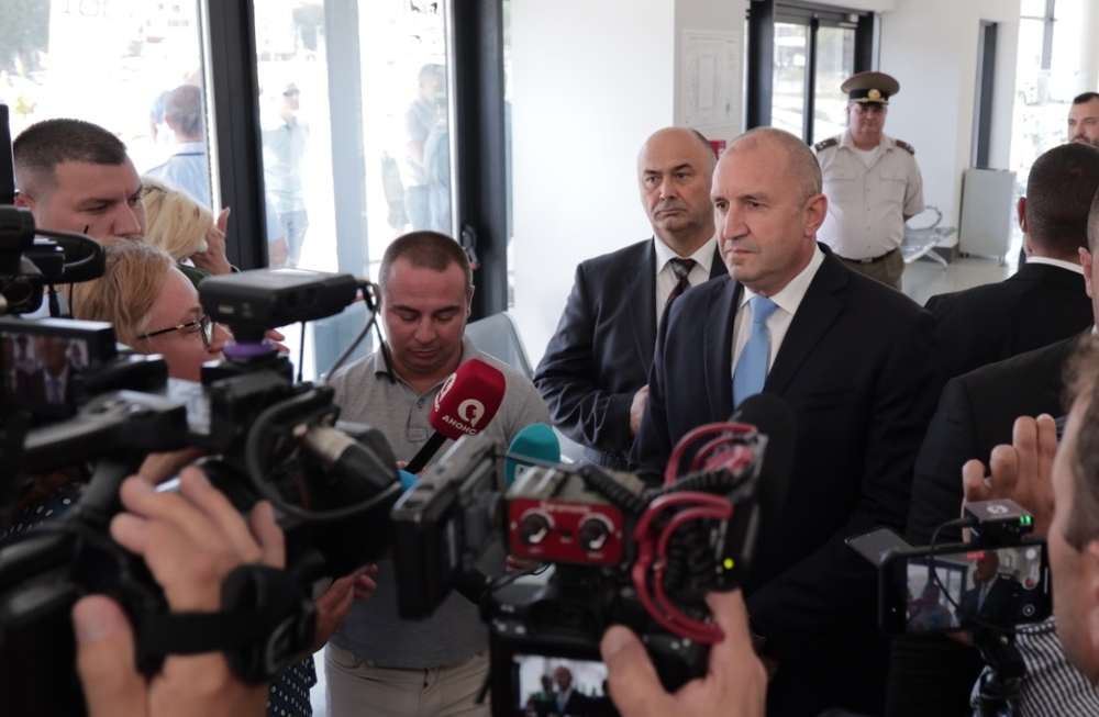 Румен Радев: Санкционирани за корупция от стратегическите ни партньори политици извършват брутална чистка в ДАНС и превръщат службата в своя бухалка