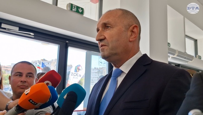 Санкционирани за корупция от нашите партньори извършват чистка в ДАНС и превръщат службата в бухалка, каза президентът Румен Радев