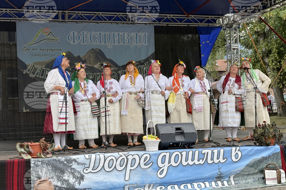 Над 30 фолклорни танцови и певчески състава събра тазгодишният фестивал „Дар от природата“ в самоковското село Говедарци